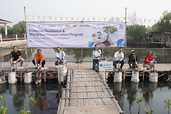 Tanam 1.000 Mangrove hingga Perkuat Literasi Keuangan, Zurich Hadirkan Aksi Sayang Bumiku Foto_1_-_Zurich_dan_MUFG_Group_dalam_Aksi_Sayang_Bumikua.png