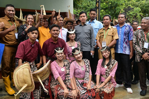 Tinjau SD Negeri dan MTS Papela, Wapres Pastikan Program Prioritas Presiden Jangkau Wilayah 3T wapres2.png