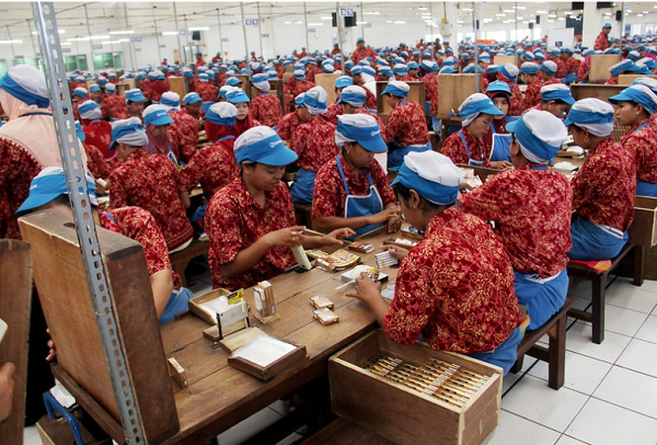 Larangan Bahan Tambahan Digodok, Industri Rokok Hadapi Ancaman PHK